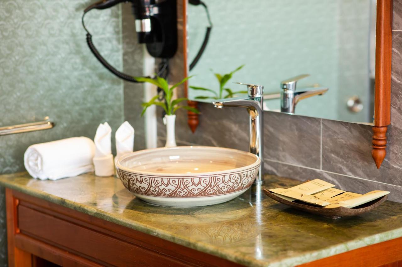 Two Seasons Siem Reap Hotel Esterno foto A vessel sink