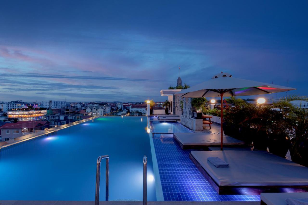 Two Seasons Siem Reap Hotel Esterno foto Rooftop pool at the hotel