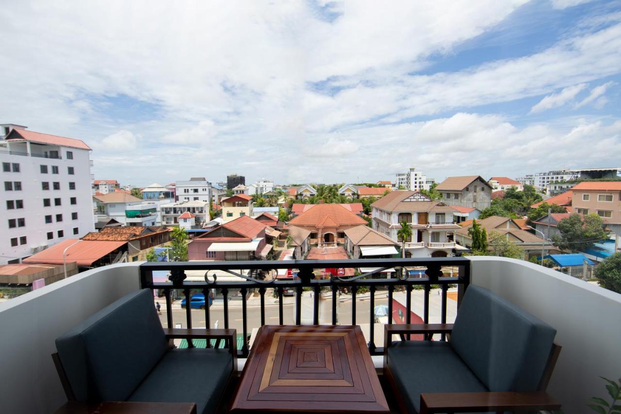 Two Seasons Siem Reap Hotel Esterno foto A view of Siem Reap from a hotel