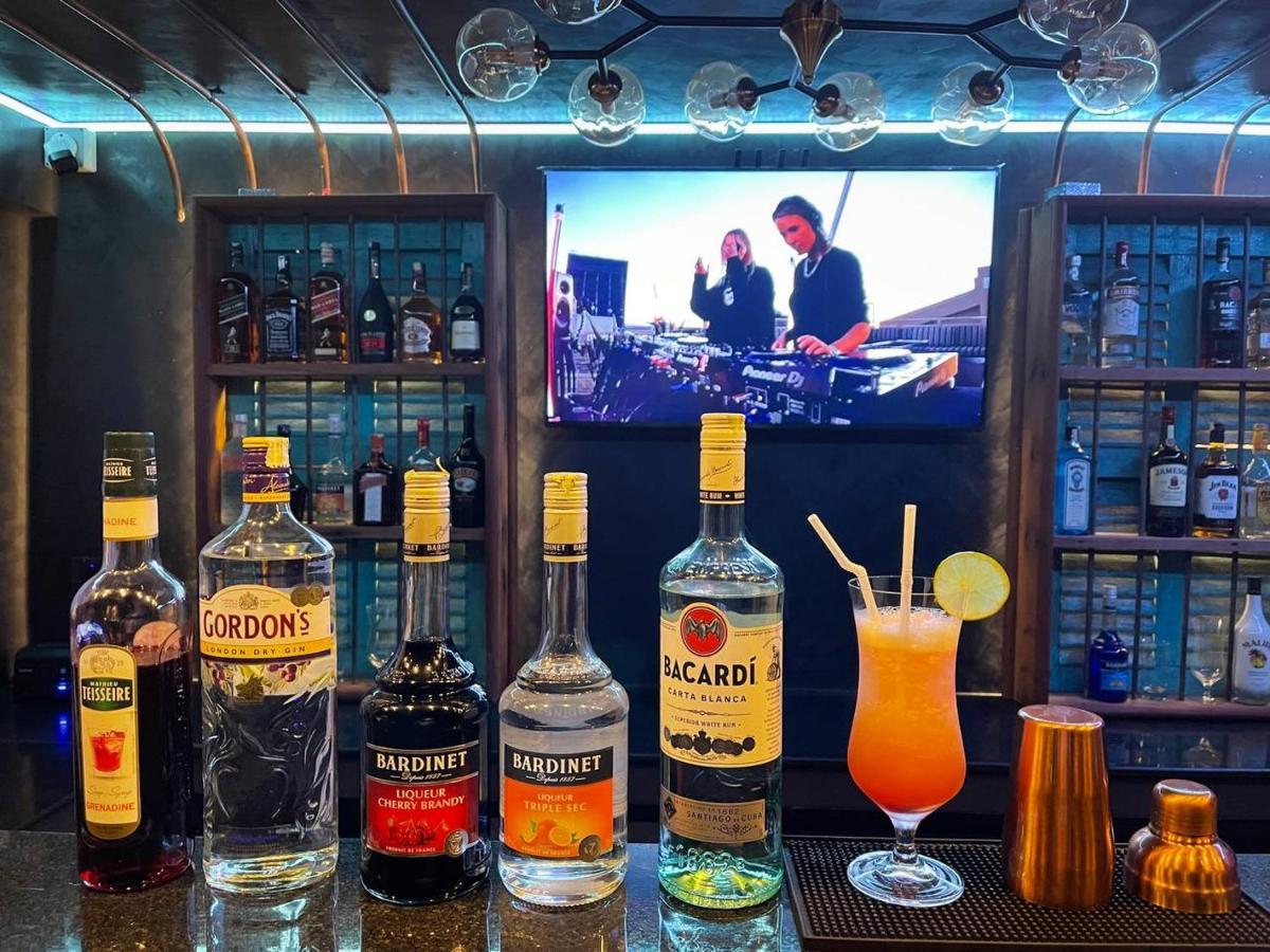 Two Seasons Siem Reap Hotel Esterno foto The bar on board
