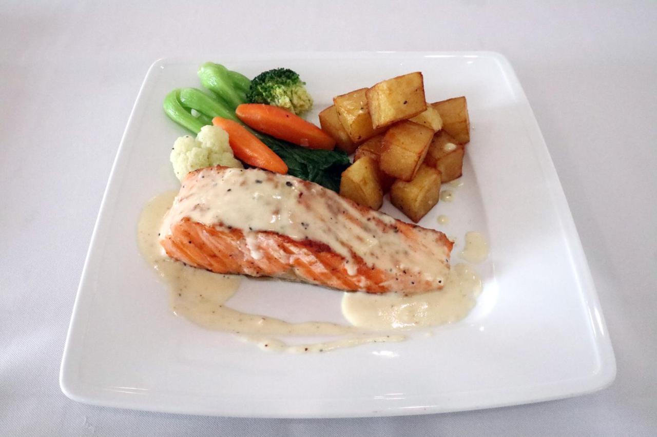 Two Seasons Siem Reap Hotel Esterno foto Salmon with vegetables