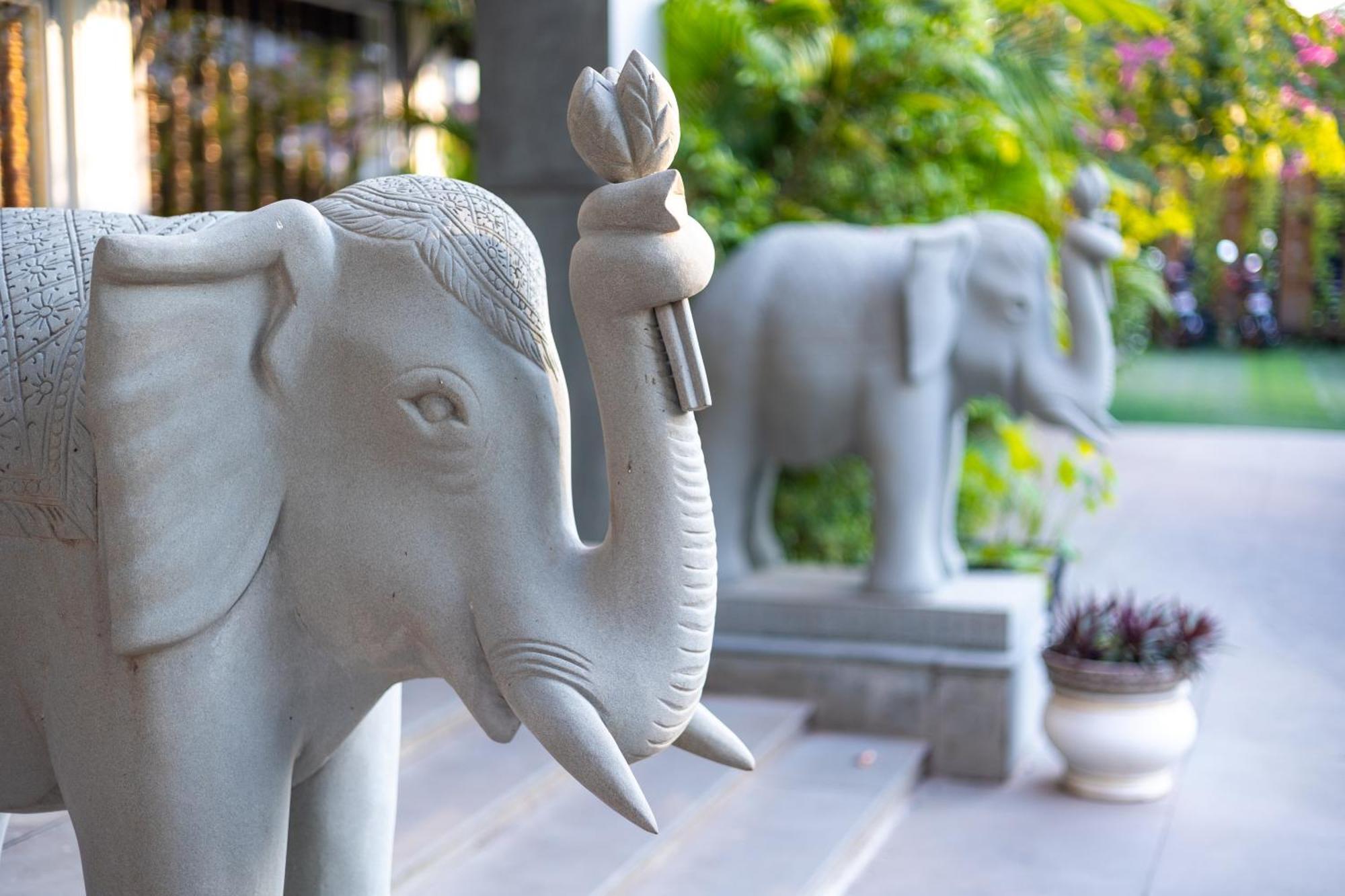 Two Seasons Siem Reap Hotel Esterno foto The Elephant statues at the entrance of the hotel