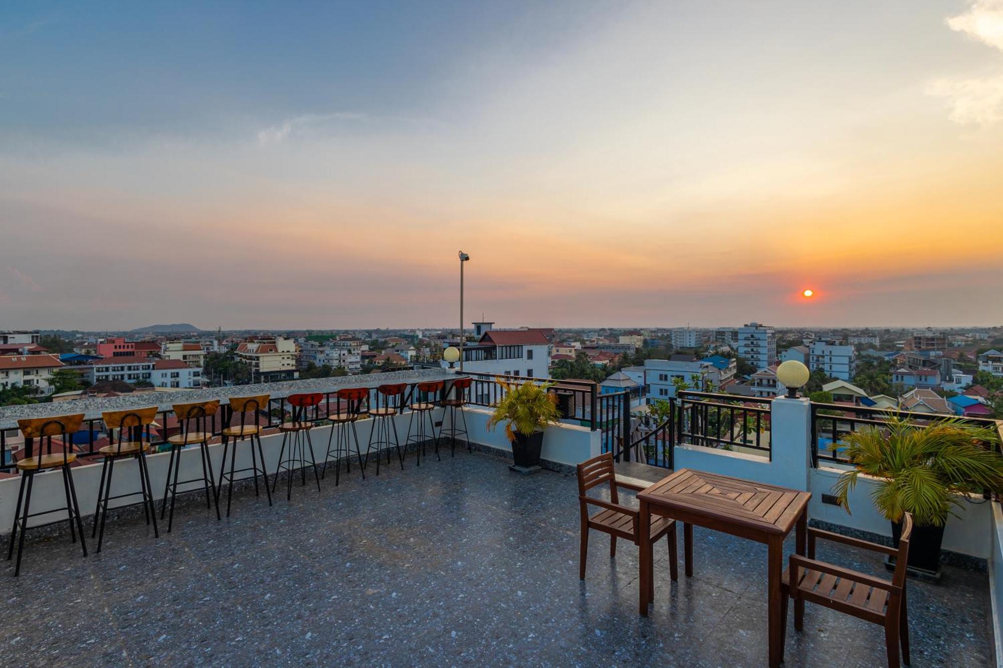 Two Seasons Siem Reap Hotel Esterno foto Sunset at the rooftop bar