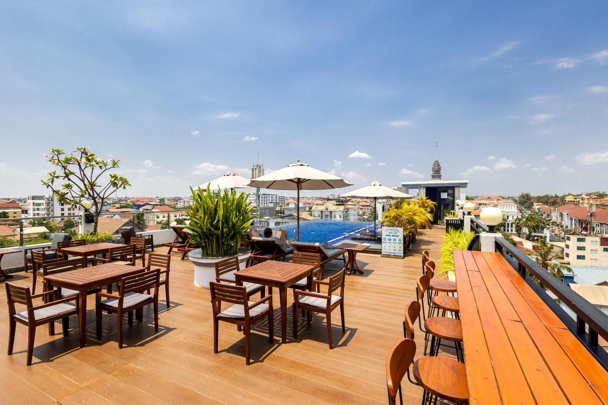 Two Seasons Siem Reap Hotel Esterno foto Rooftop bar