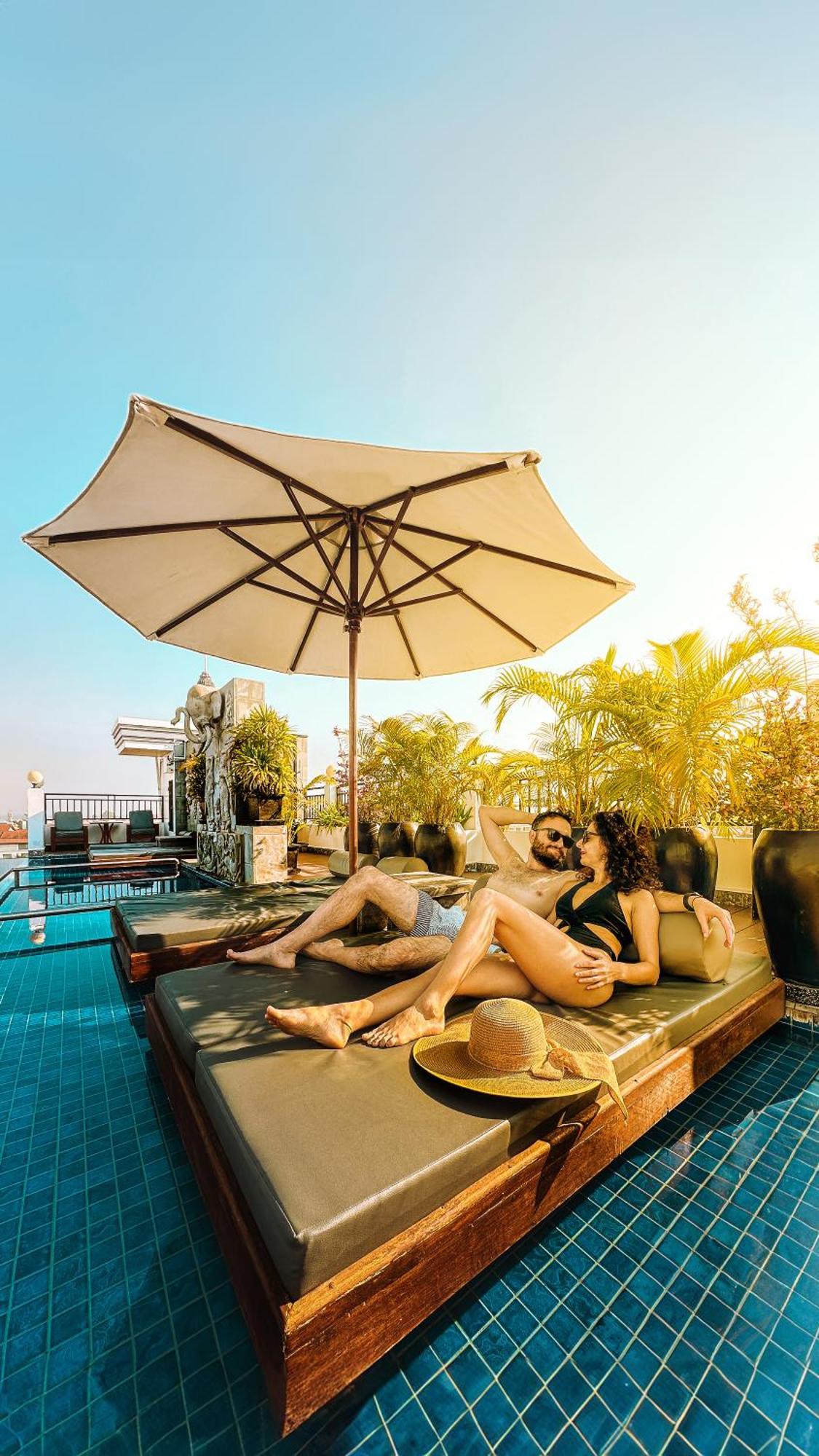 Two Seasons Siem Reap Hotel Esterno foto Rooftop pool at the hotel