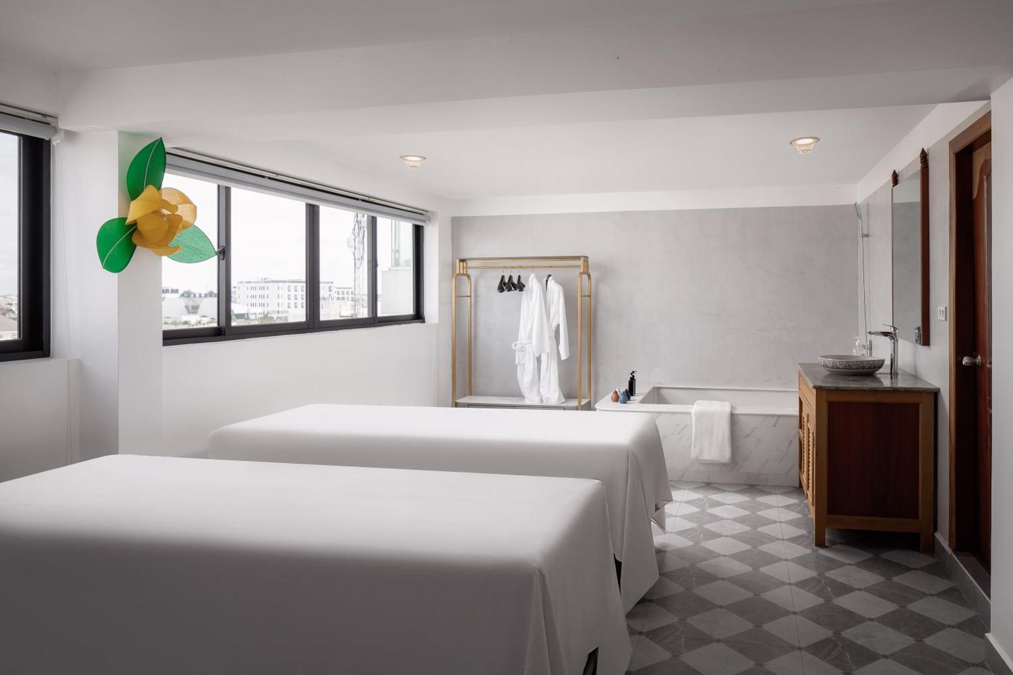 Two Seasons Siem Reap Hotel Esterno foto Spa at The Standard East Village
