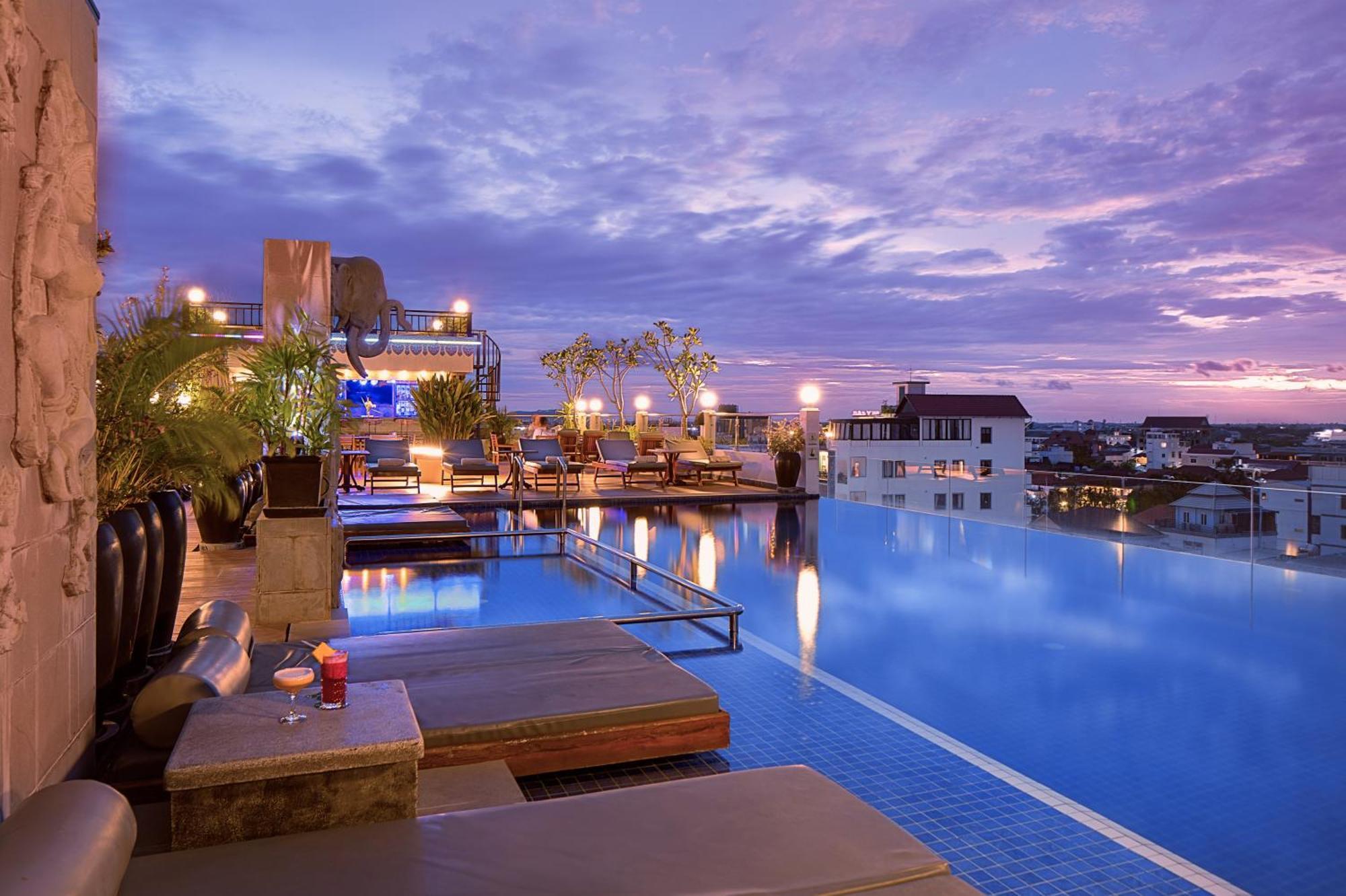 Two Seasons Siem Reap Hotel Esterno foto The rooftop pool at the hotel
